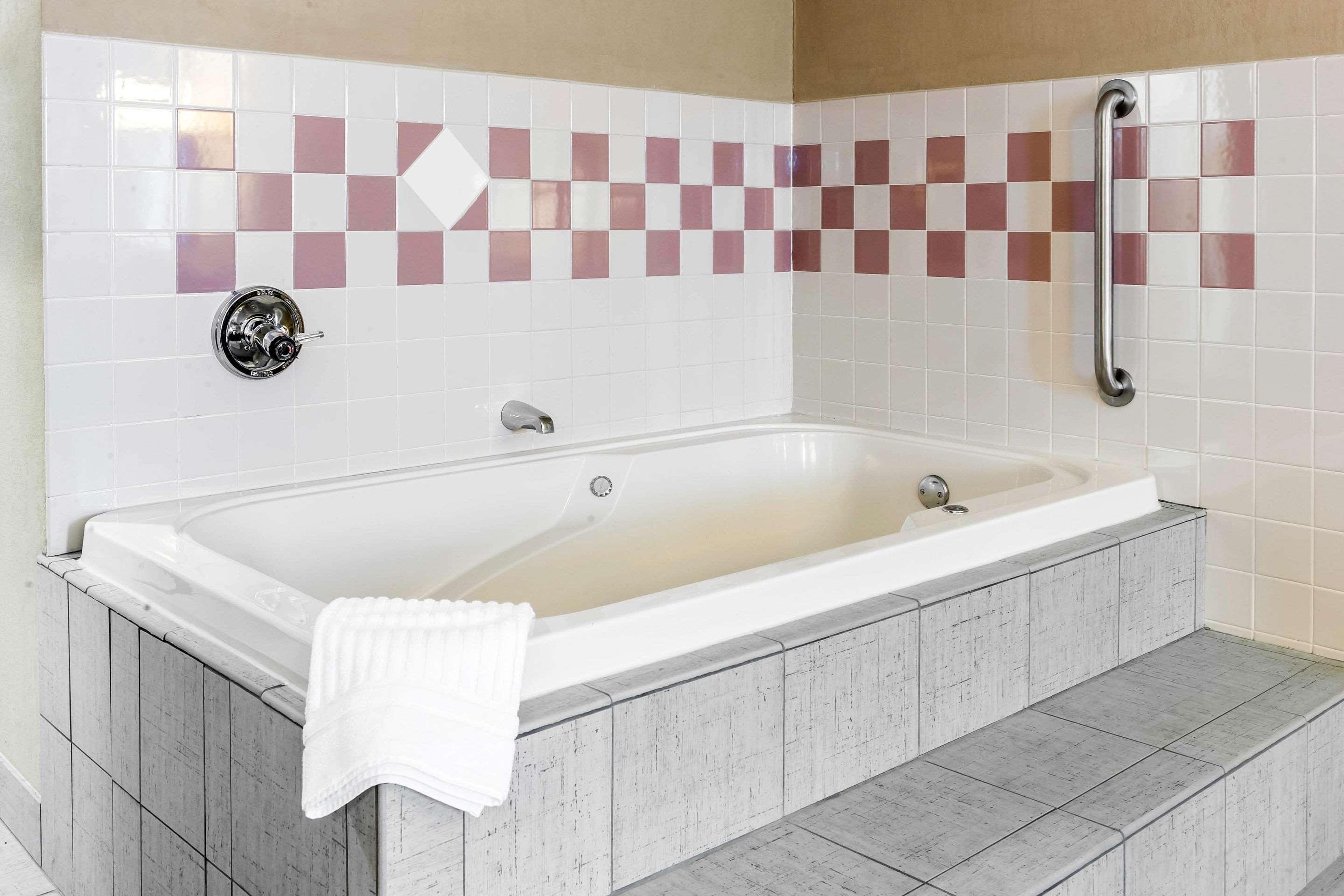 Quality Inn 2*